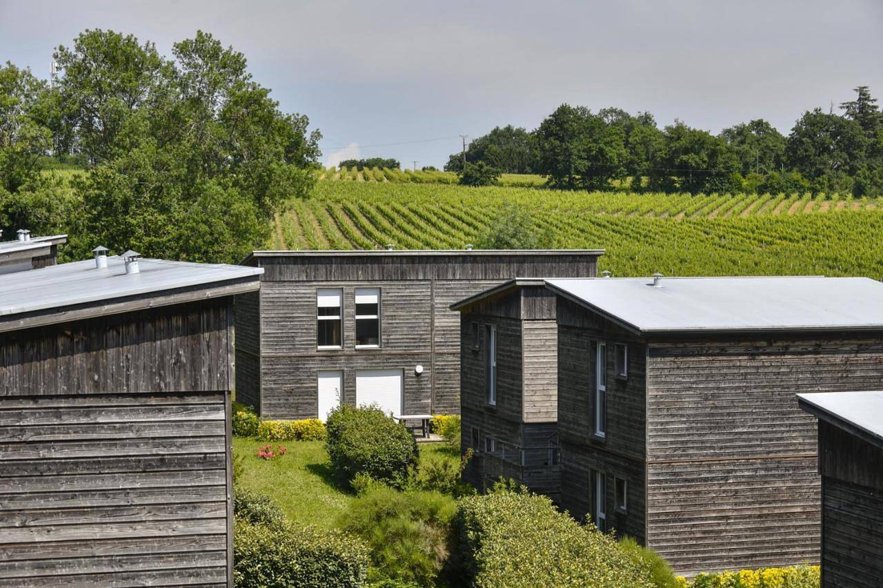 Résidence le Domaine de Saint Orens, linge inclus et piscine en saison in Montréal (Gers), Gers