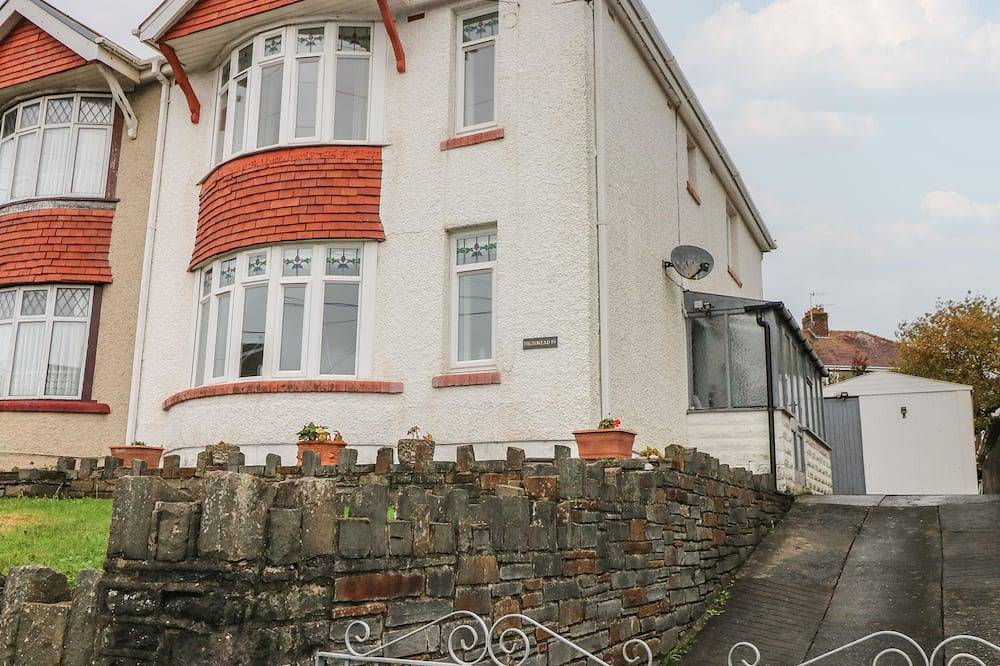 Highmead, pet friendly, character holiday cottage in Burry Port in Burry Port, Carmarthenshire