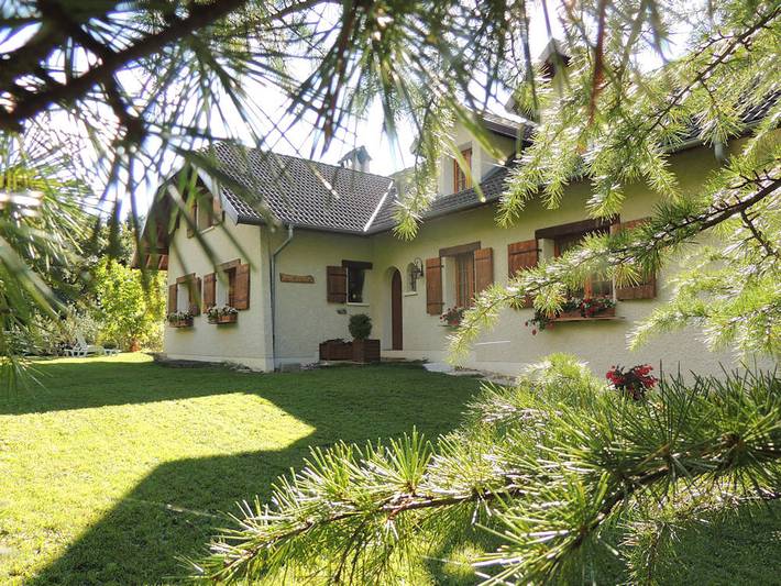 Gîte pour 12 personnes, avec terrasse et jardin, animaux acceptés