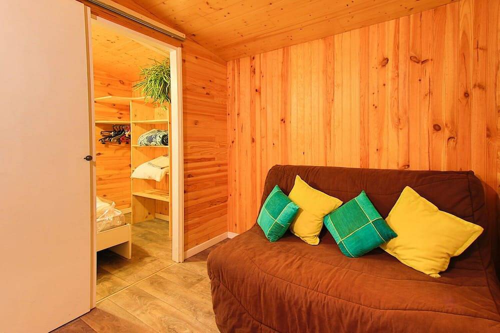 Au Calme  Chalets en bois  2 a 3  personnes  un couple et 1  enfant en bas age in La Bastide-Clairence, Région de Bayonne