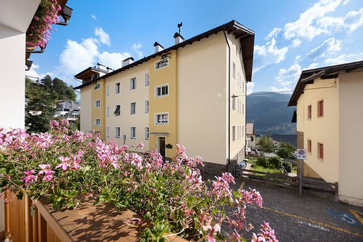 Appartamento intero, Appartamento "Residence Montebel Bilocale" con vista sulle montagne, giardino e terrazza in Tesero, Dolomiti di Fiemme