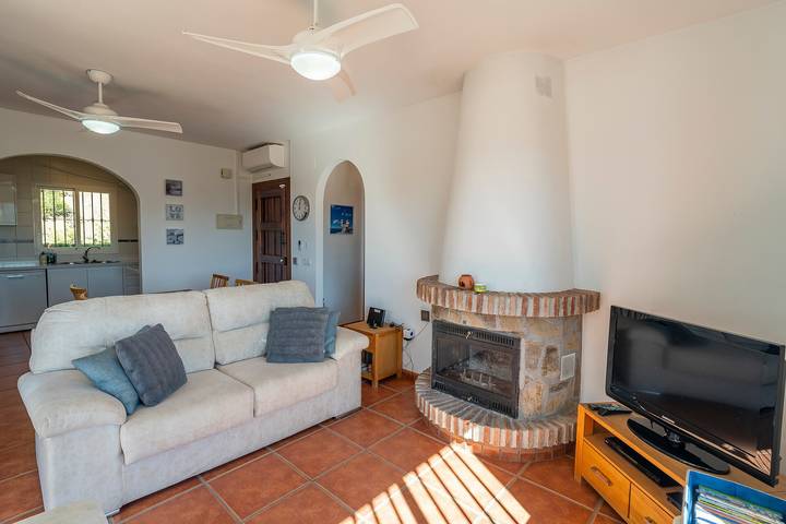 Villa Maroma with Mountain View, Pool, Garden & Wi-Fi in Viñuela, Cordillera Penibética