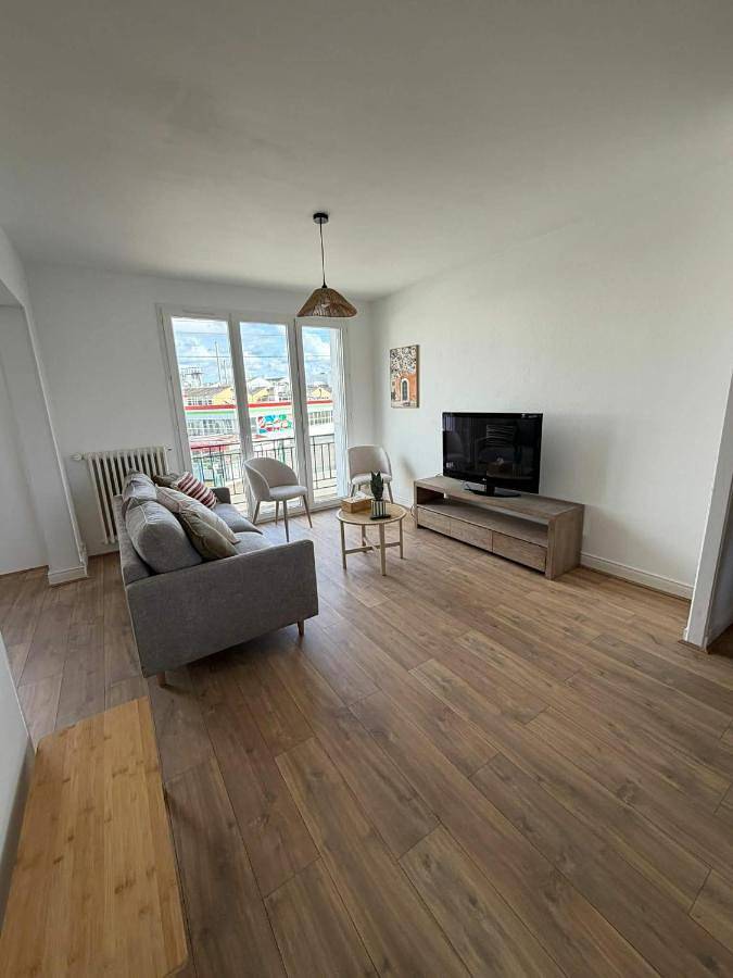 Gîte pour 7 personnes, avec balcon à Évron - 3