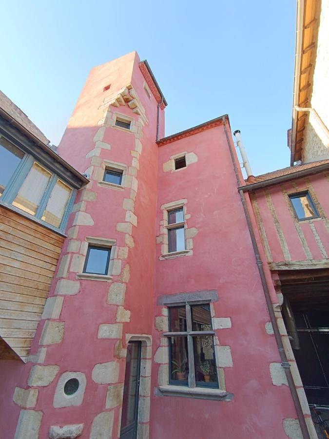 Cottage pour 10 personnes, avec terrasse ainsi que jacuzzi et jardin à Aigueperse