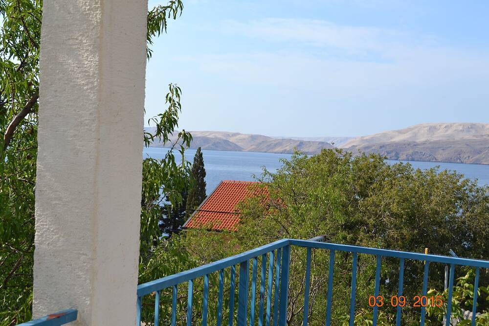Cijeli apartman, Apartment with terrace, sea and mountain views, climate, barbecue, close to the beach (30m) in Karlobag, Velebit Nature Park