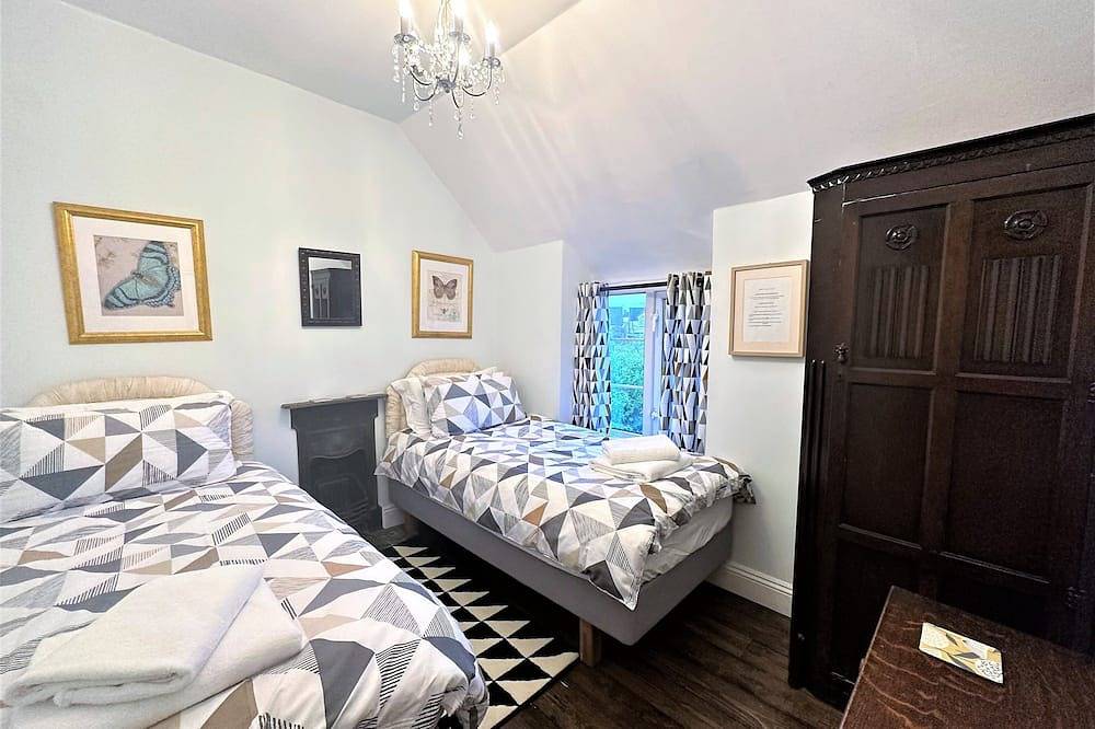 Roseleigh Cottage in the heart of Stow-on-the-Wold with parking for 2 cars. in Stow-on-the-Wold, Gloucestershire