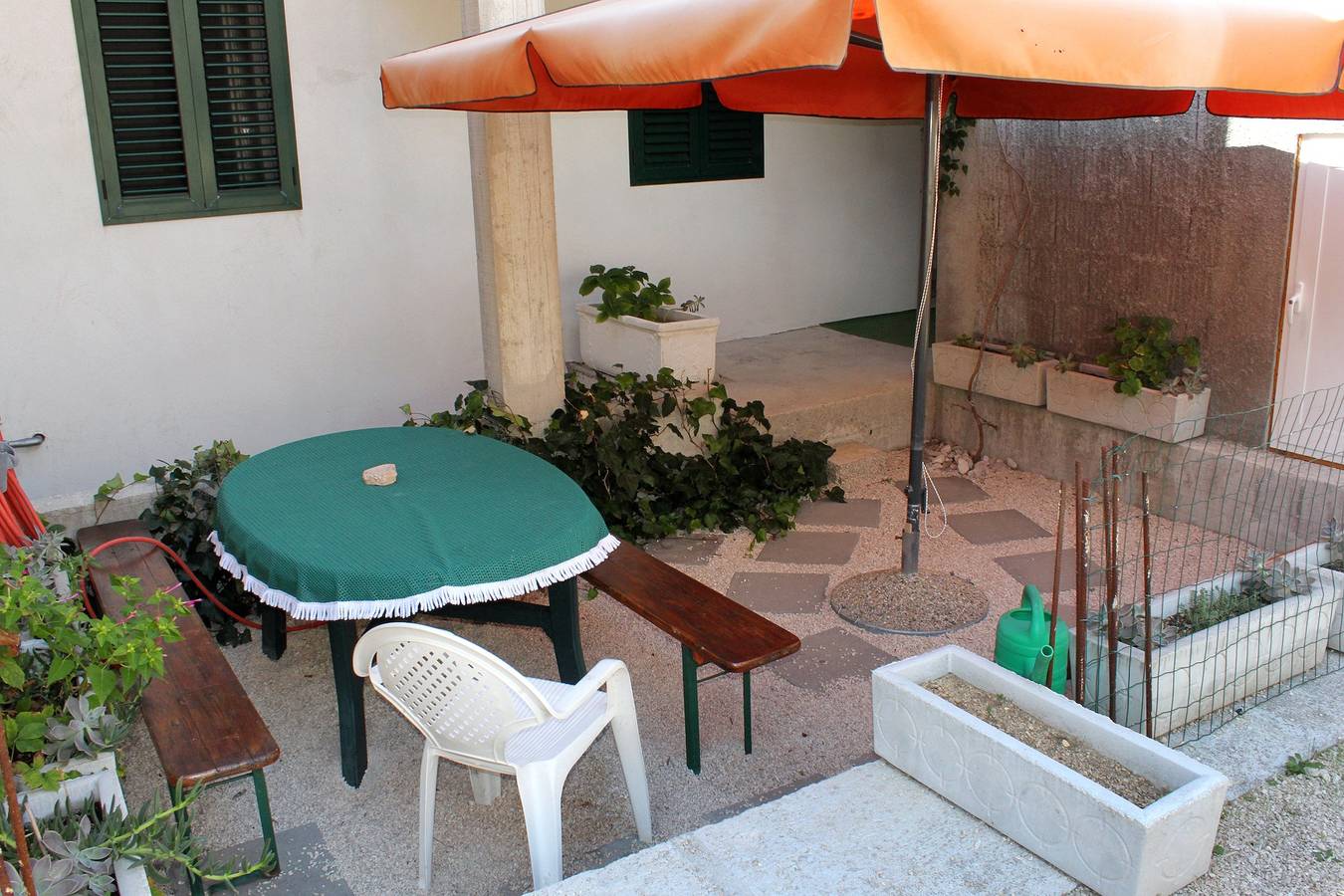 Ganze Wohnung, 2-Zimmer-Ferienwohnung mit Terrasse und Meerblick Makarska -a in Makarska, Makarska Riviera