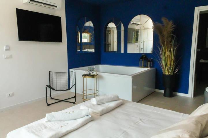 Alojamiento y desayuno para 4 personas, con jardín además de balcón y vistas en Bari