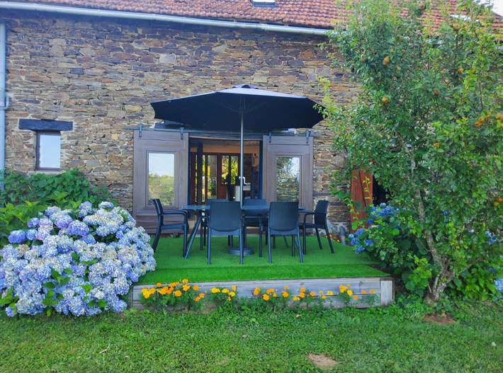 Gîte pour 8 personnes, avec jardin ainsi que terrasse et piscine