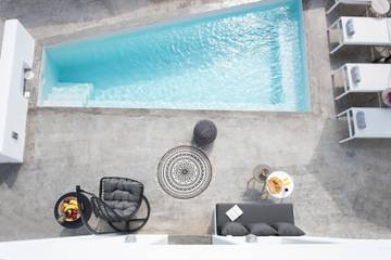 Villa pour 14 personnes, avec piscine et balcon, adapté aux familles à Santorin