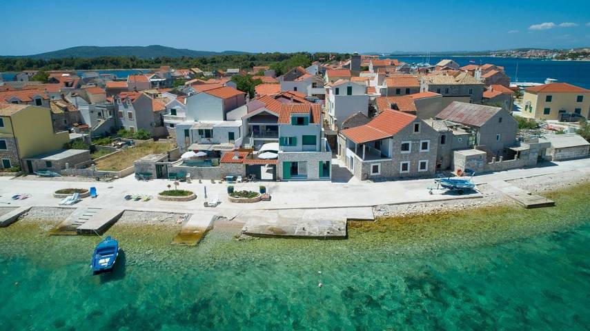 Villa pour 4 personnes, avec balcon et jardin à Brodarica