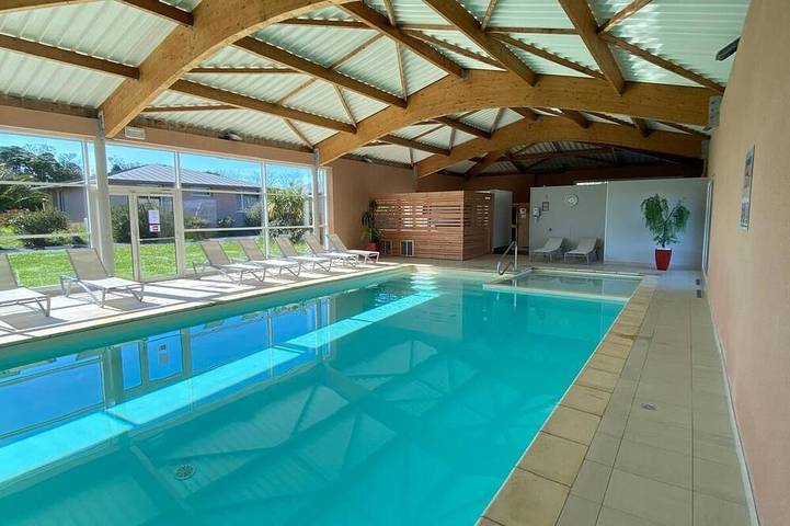 Gîte pour 4 personnes, avec piscine et terrasse ainsi que sauna et jacuzzi