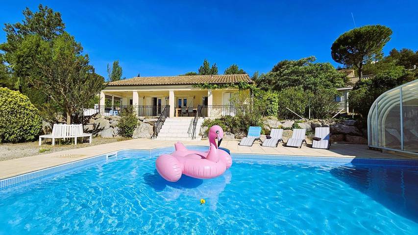 Villa pour 8 personnes, avec piscine ainsi que terrasse et jardin