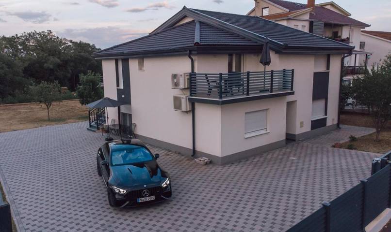 Appartement de vacances pour 3 personnes, avec bassin pour enfant ainsi que vue et jardin