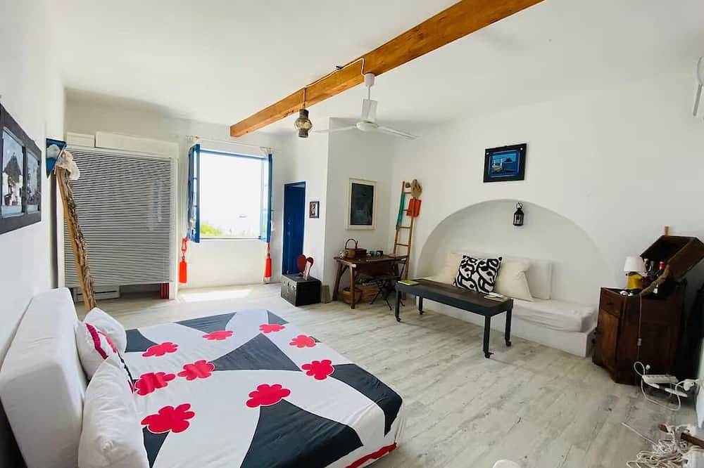 Ganze Wohnung, Mini apartment with charming window overlooking the sea quiet and relaxing. in Stromboli