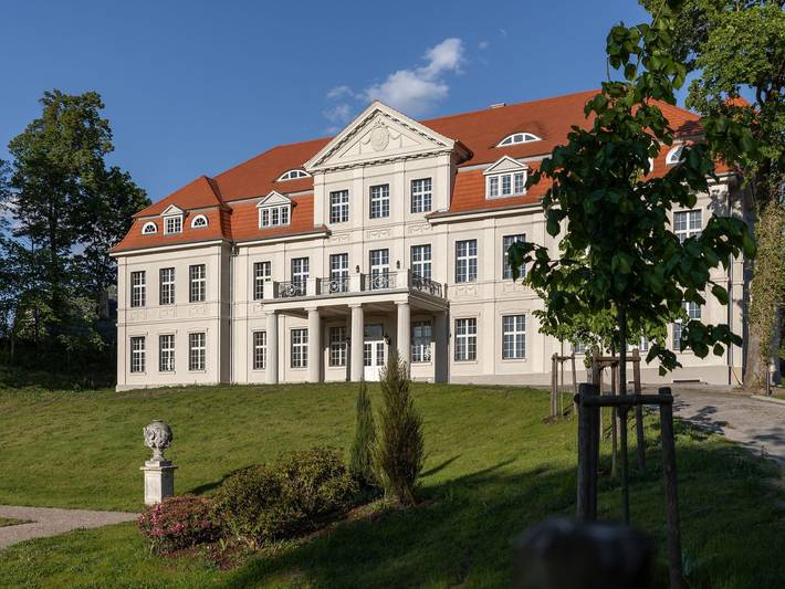 Hotel, mit Garten und Pool sowie Sauna in Neustrelitz