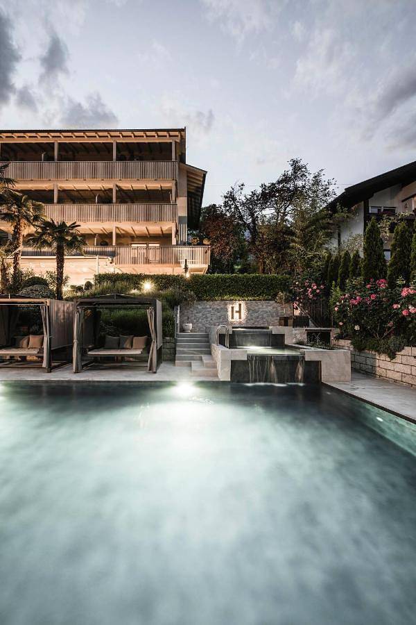 Apartmenthotel für 2 Personen, mit Whirlpool und Terrasse sowie Garten und Kinderpool im Dorf Tirol