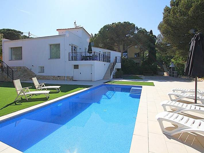 Gîte pour 8 personnes, avec balcon et jardin