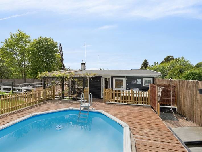 Ferieudlejning for 6 personer, med terrasse i Rågeleje