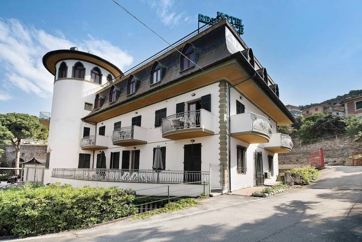 Geheel appartement, Appartement Monolocale Moneglia 24 dicht bij het strand met gemeenschappelijk zwembad & Wi-Fi in Bagni Jolanda, Moneglia