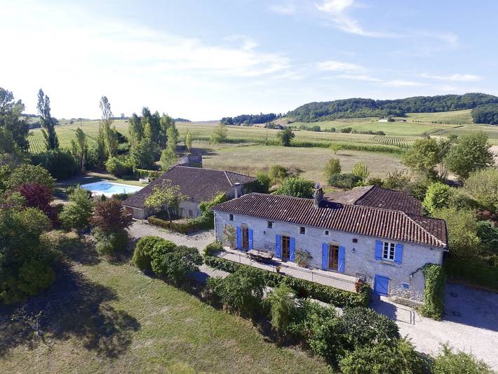 Gîte pour 9 personnes, avec jardin ainsi que vue et terrasse à Bourlens