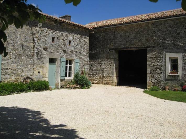 Gîte pour 5 personnes, avec piscine et jardin à Vanzay