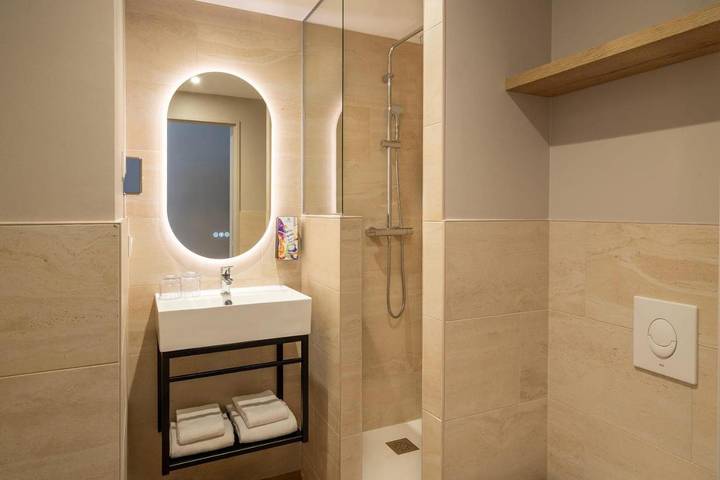 Hôtel pour 4 personnes, avec piscine et terrasse, animaux acceptés à Chambray-lès-Tours - 4