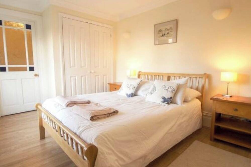 Spacious 5 bedroom Southwold home, all en-suite, close to pier and town in Southwold, Waveney District