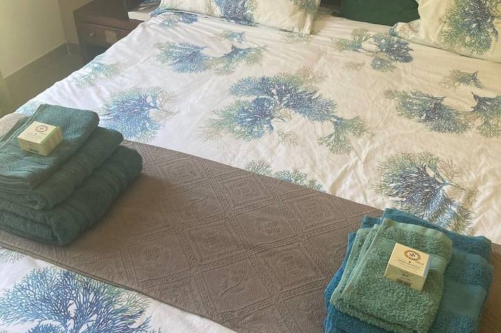 Location de vacances pour 2 personnes, avec terrasse ainsi que jardin et piscine à Patrimonio - 2