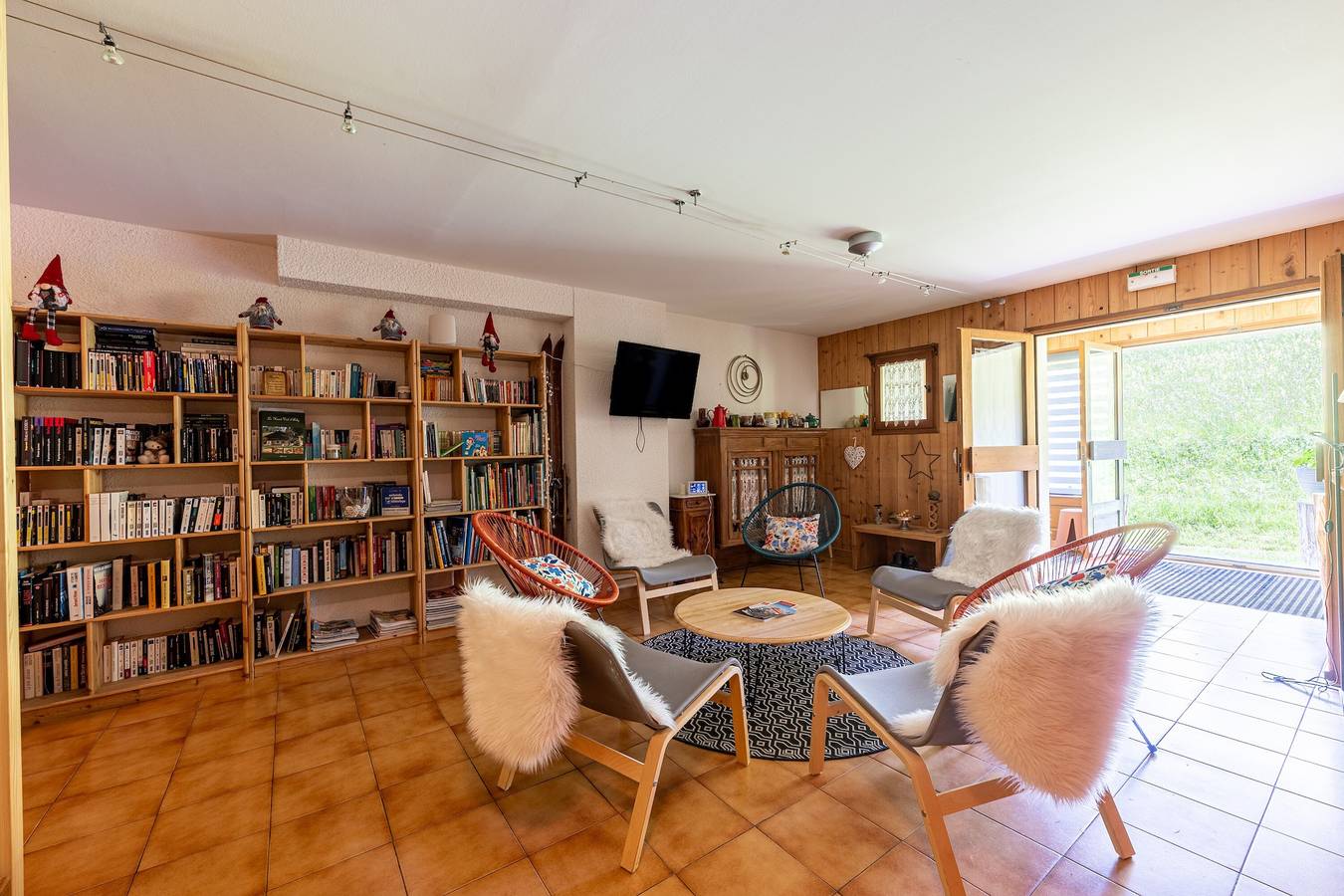 Appartement entier, Appartement 'Le Lachat' avec vue sur les montagnes, terrasse partagée et Wi-Fi in Cohennoz, Région d'Albertville