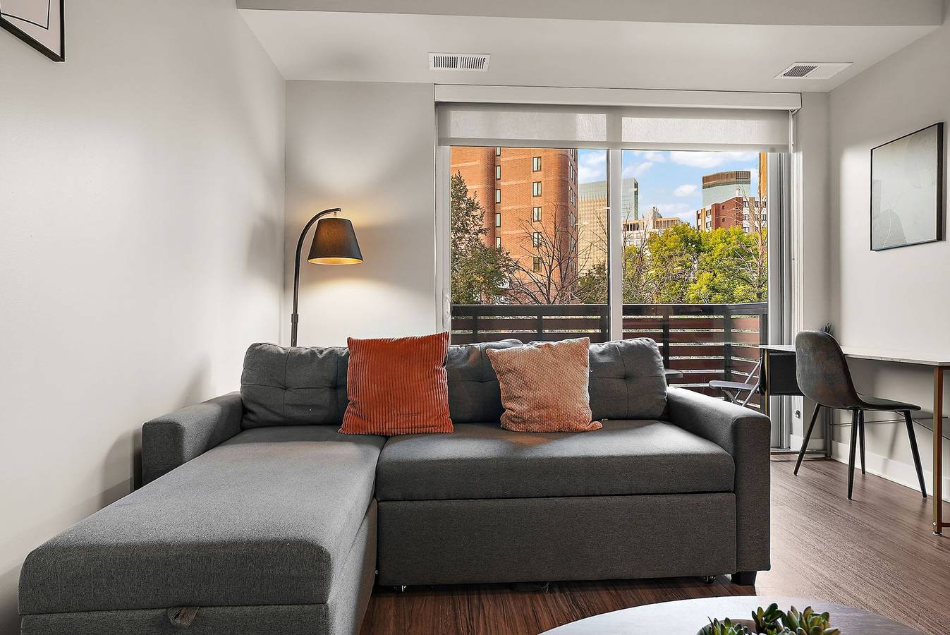 Entire apartment, Cozysuites in Marquee Studio w balcony pool gym in Minneapolis, Twin Cities