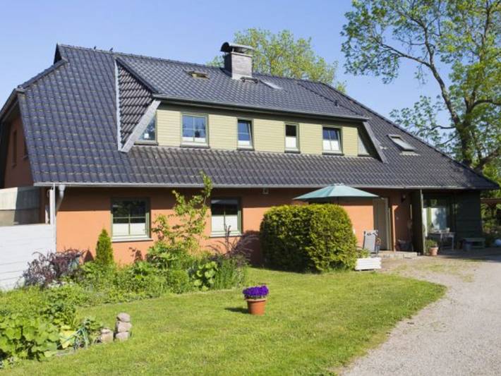 Ferienwohnung für 4 Personen, mit Terrasse und Garten in Zirkow