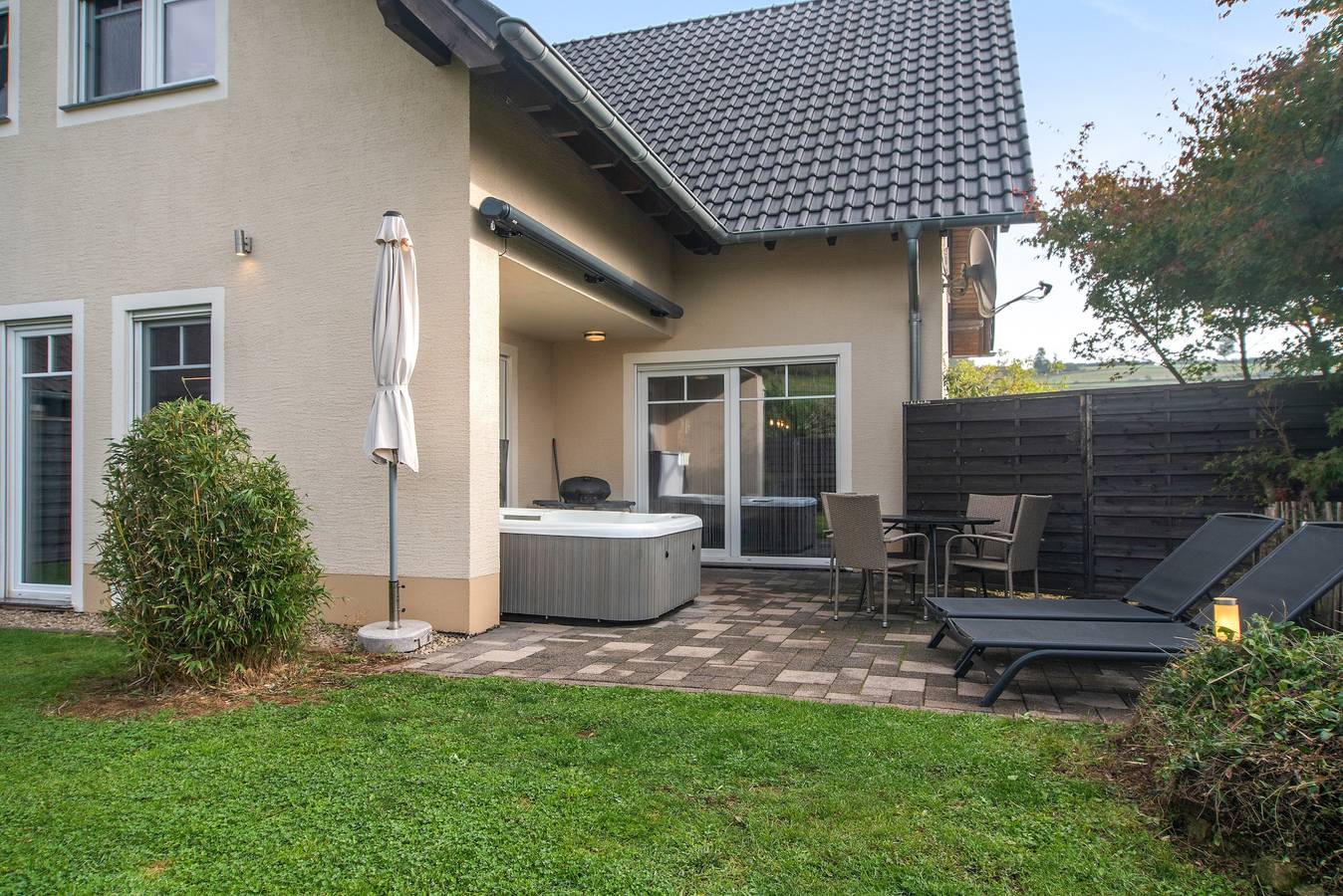 Apartamento entero, Eifel Dream Casa29 con jacuzzi exterior privado y sauna in Burbach, Bitburg-Prüm