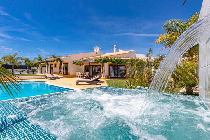 Location de vacances pour 10 personnes, avec terrasse et jardin dans Olhos de Água - 2