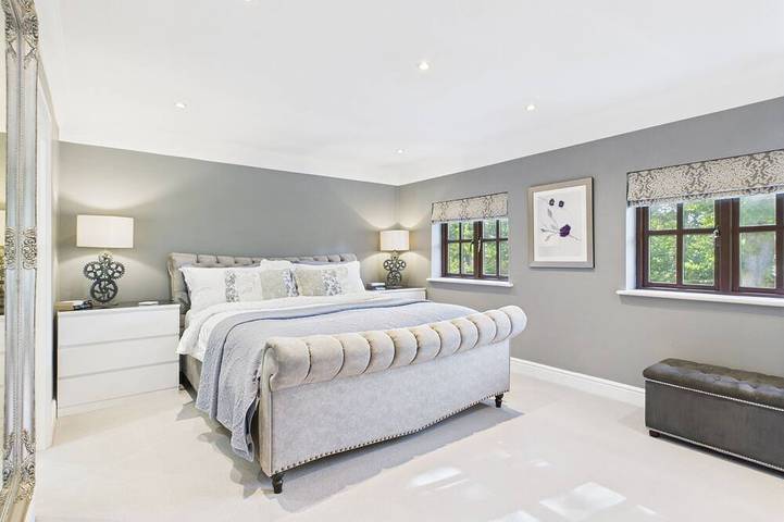 Spacious Surrey Home | Garden, Parking & Direct Train to London in Woking, Surrey