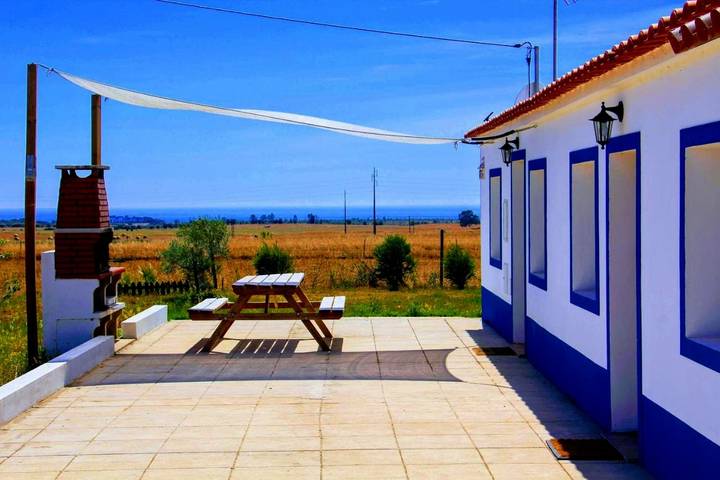 Ferienhaus für 7 Personen, mit Terrasse und Garten sowie Ausblick in Porto Covo