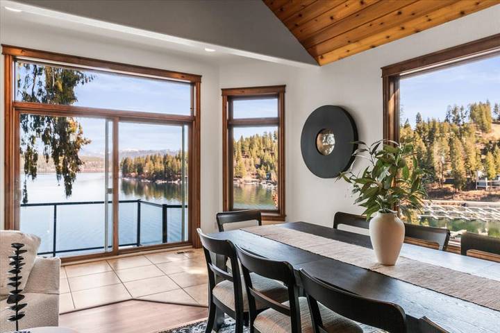 Vacation rental for 10 people, with lake view and balcony, kid friendly in Idaho