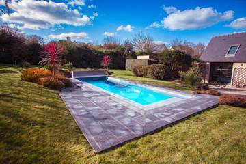 Location de vacances pour 10 personnes, avec jardin et terrasse, animaux acceptés dans Port Blanc (Penvénan)