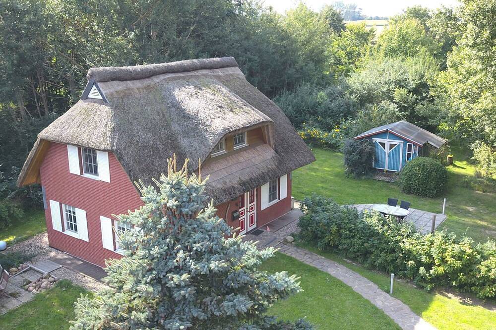 Idyllisches Reetdachhaus mit großem Garten in Poseritz, Alrededores de Stralsund