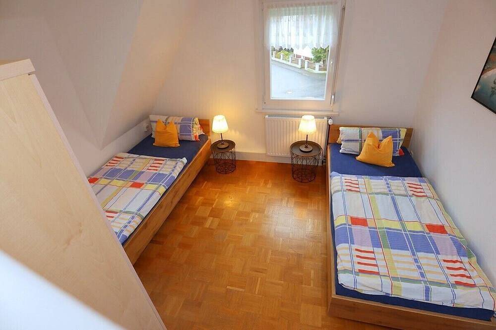 Ganze Wohnung, Ferienwohnung im Dachgeschoss 35 qm Platz für 1 bis 3 Personen in Villingen-Schwenningen, Mittlerer Schwarzwald