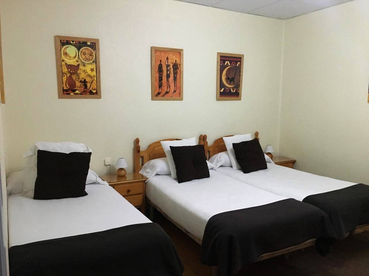 Double or Twin Room with Shared Bathroom in Pampelune, Province de Navarra