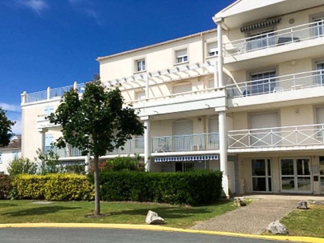 Ganze Wohnung, Kontakt: Charmante Wohnung mit Garten, Pool und eigenem Parkplatz in Vaux-sur-Mer, Côte de Beauté
