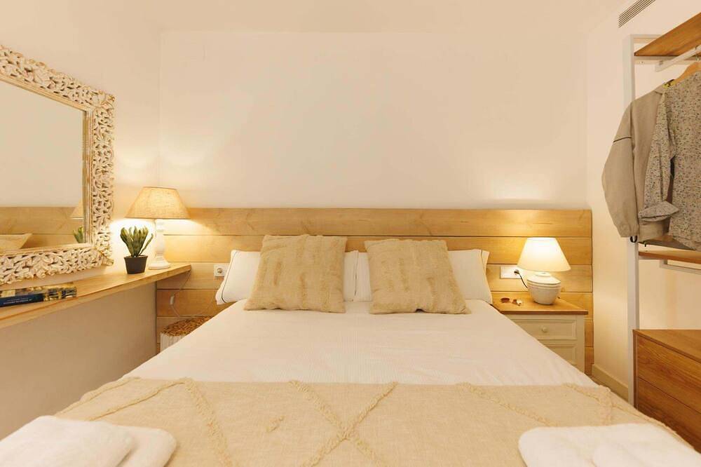 Entire apartment, Plaça Catalunya Terrace - Holiday Apartment Girona | Bravissimo in Girona, Gironès