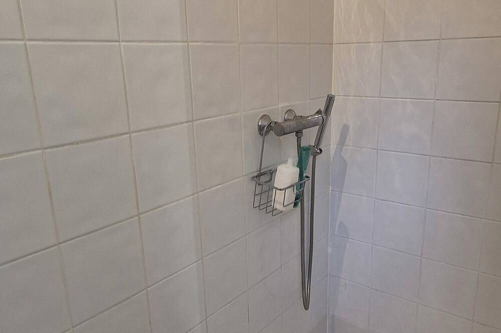 Villa 2 bedrooms 2 bathrooms, swimming pool, Spa Jacuzzi between Avignon and l'isle sur la Sorgue  in Châteauneuf-de-Gadagne, Vaucluse