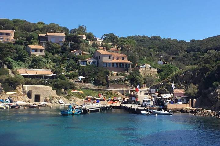 Appartement entier, Le Cousteline - Maisonnette 20m2  Climatisée Vue mer Terrasse in Hyeres, Parc national de Port-Cros