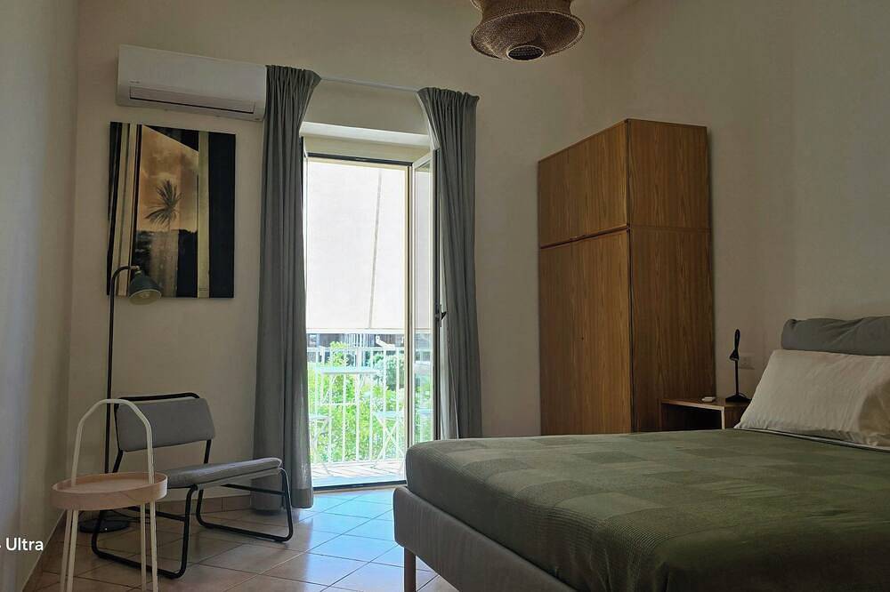 Appartamento intero, Alloggio a 150 mt.dalla spiaggia di serapo e a 300 dal parco reg. di M. Orlando. in Gaeta, Provincia di Latina