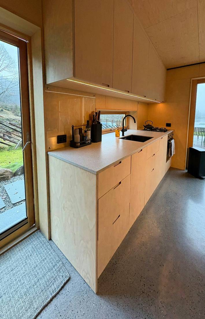 Von einem Architekten entworfene Hütte am See mit Sauna in Hole, Viken