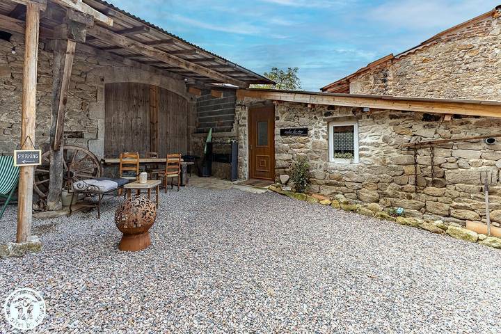 Gîte pour 2 personnes, avec Jacuzzi et Terrasse ainsi que Jardin et Vue à Vollore-Ville