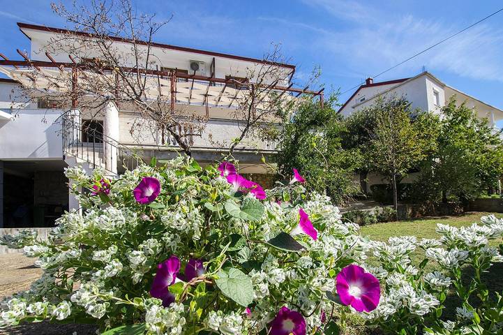 Ferienwohnung für 4 Personen, mit Balkon und Terrasse in Starigrad