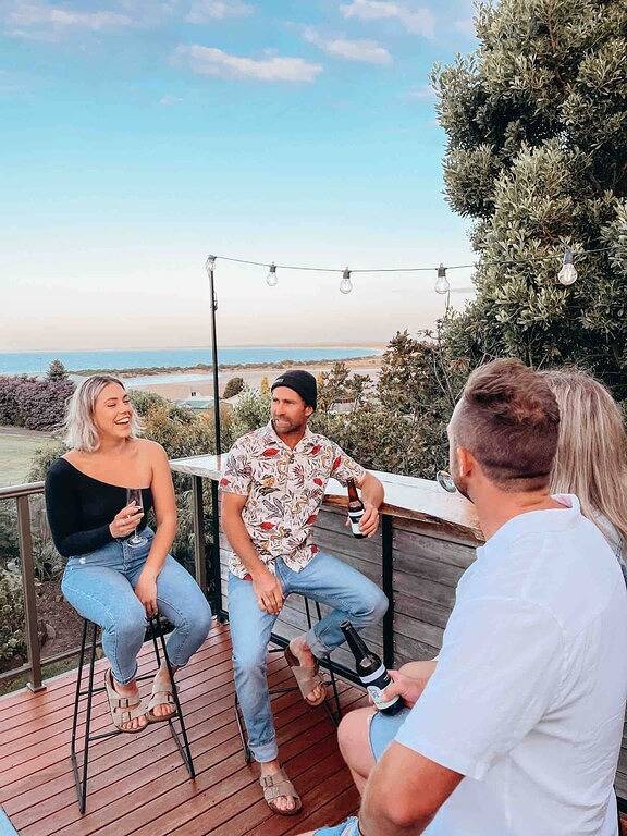 Holiday home for 10 people, with garden and balcony as well as hot tub, with pets in Tasmania